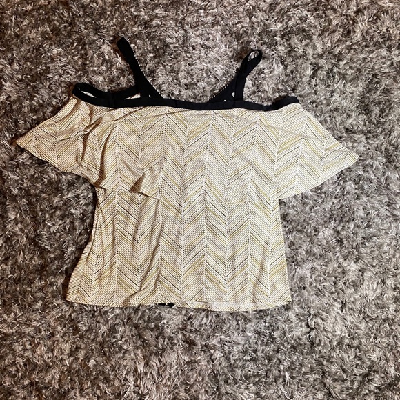 Cold shoulder women’s top - Picture 3 of 3